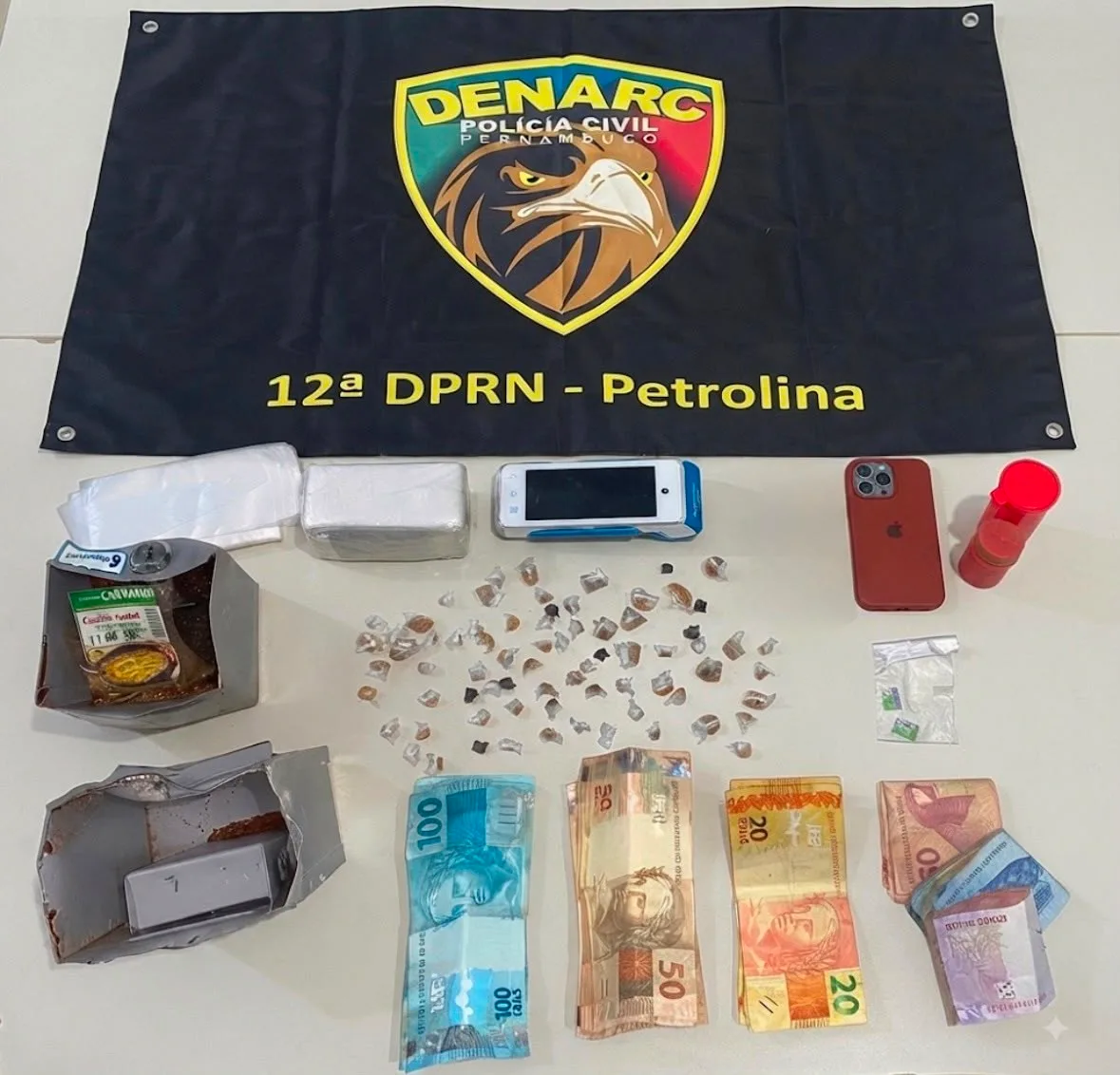 Operação em Petrolina, Cabrobó e Juazeiro prende três e acha drogas em cofre atrás de tomada falsa