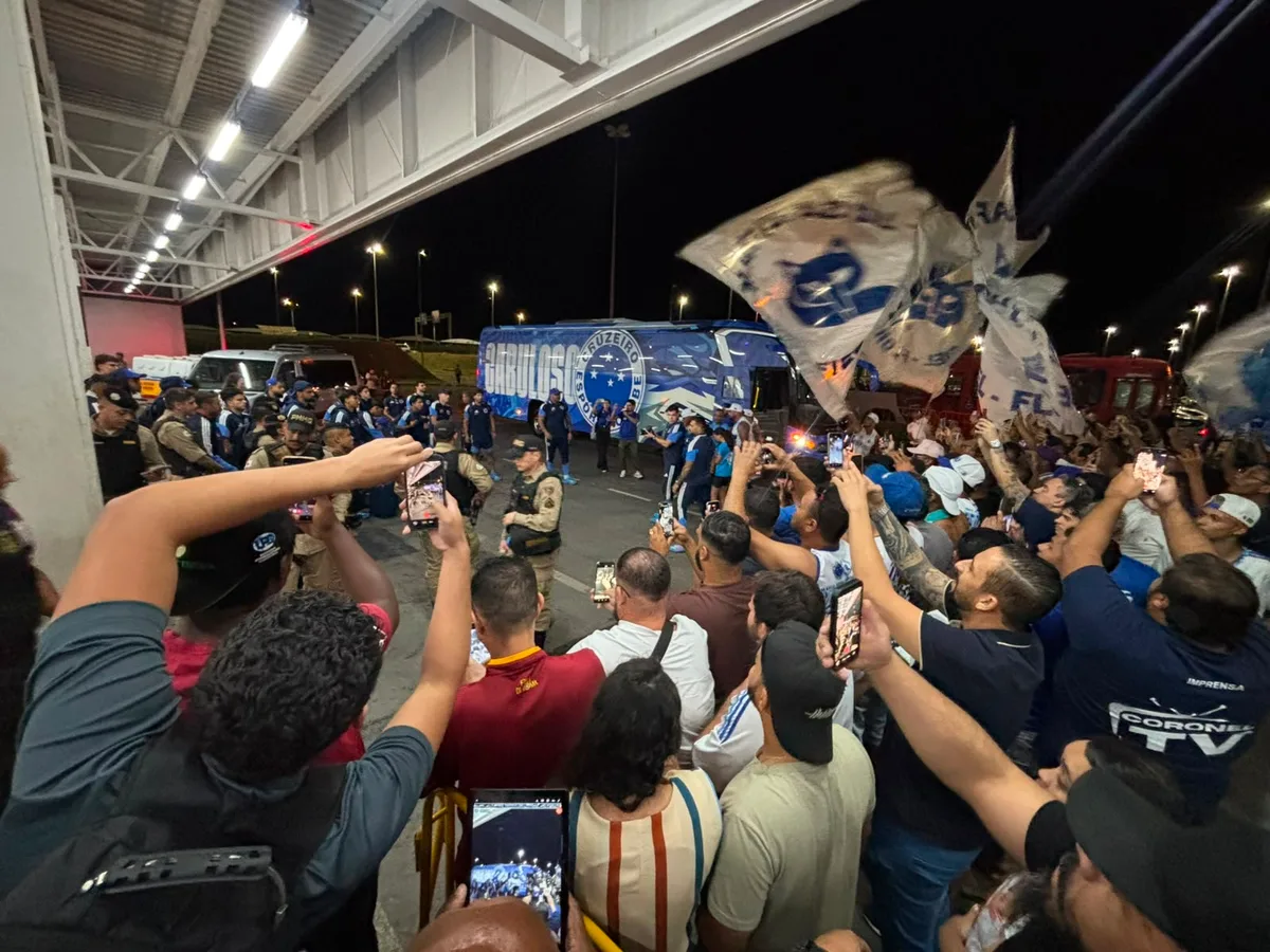 Torcida do Cruzeiro faz bandeiraço antes de jogo contra o Flamengo; veja quem viajou