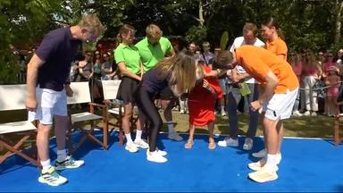 Biene sticht Moderatorin "Kiwi" bei Live-Sendung