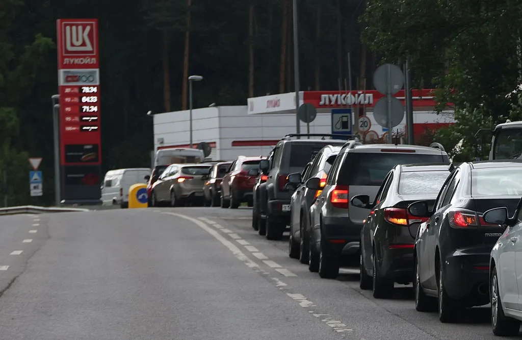Parece Cuba, mas é Moscou: escassez de gasolina gera filas com até 80 carros em postos