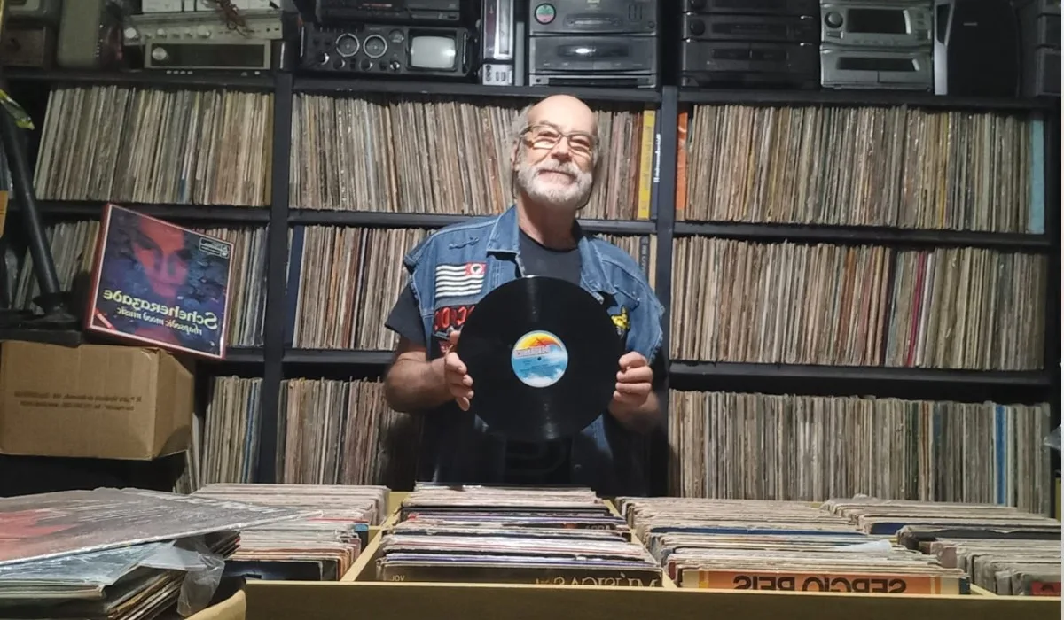 'Trilha sonora da vida’: aos 73 anos, comerciante reúne 9 mil discos de vinil e ainda busca raridade que falta à coleção