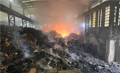 창원 고철창고 화재, 하루 넘도록 진화 난항…"오늘도 밤샘"