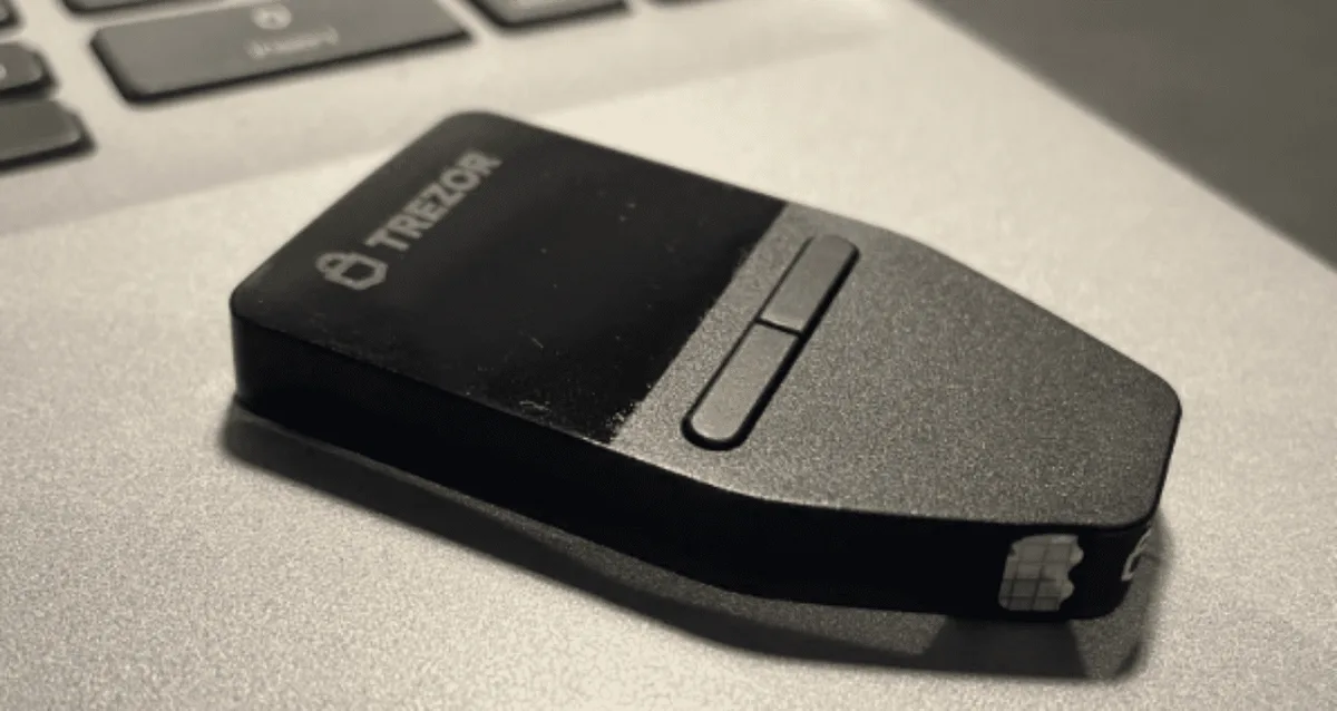 Trezor confirma vazamento de dados de 14 mil clientes; brasileiros são afetados