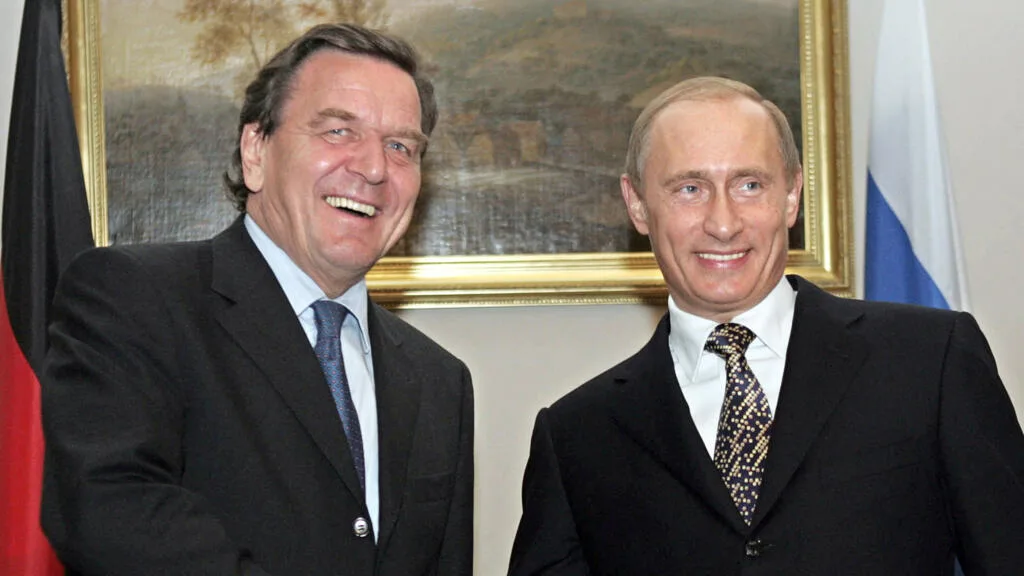 Schröder-Poutine, une amitié qui dérange à Berlin, le chancelier allemand Merz se dit «trahi»