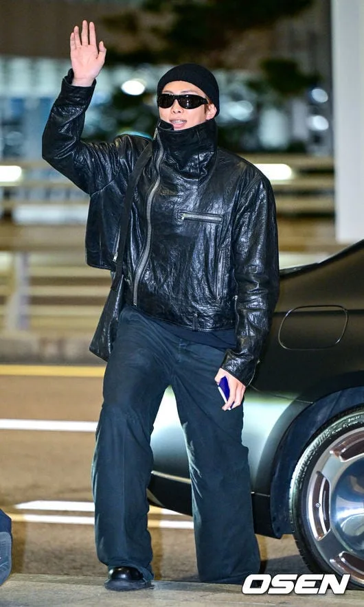 [사진]BTS RM 출국, '반가워요'