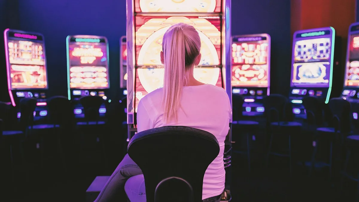 À espera da nova lei do jogo online, empresas pedem casino ao vivo e melhoria nas licenças