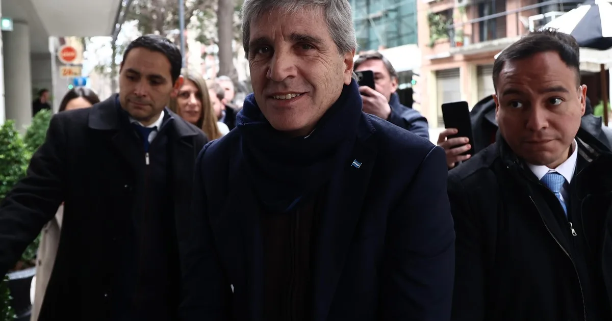 Luis Caputo se pone el overol político con gestos a la micro y los gobernadores y sale a bancar a Karina Milei: "los acuerdos los define ella"