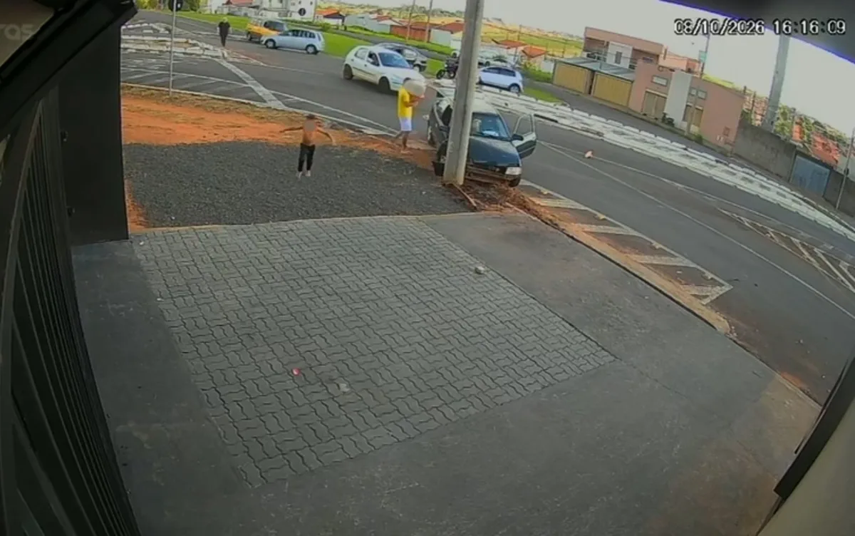 VÍDEO: Motorista retira bebê pela janela após carro bater em poste em Franca, SP
