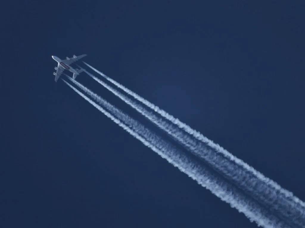 Operação Blue Skies vai testar como a IA pode ajudar a reduzir o impacto climático dos rastos deixados por aviões