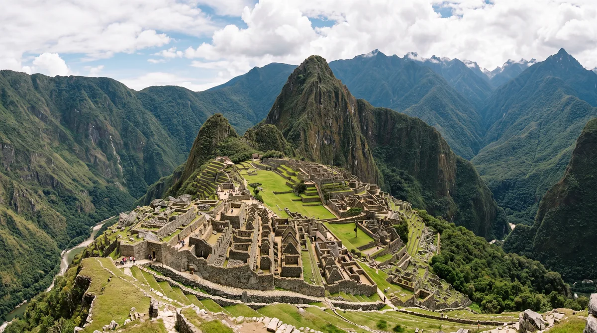 Erguida no topo das nuvens sem o uso de uma única gota de argamassa, esta cidade secular de pedra sobrevive perfeitamente intacta a fortes tremores de terra graças ao encaixe milimétrico de seus blocos