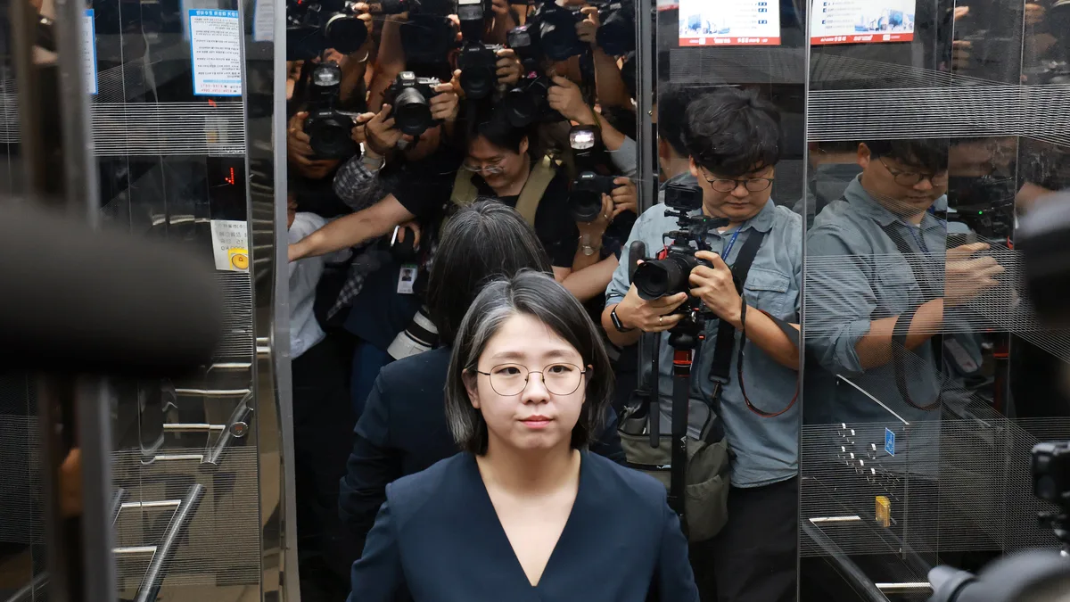 [C컷] 찰나의 미소까지… 피할수록 카메라는 매서워진다