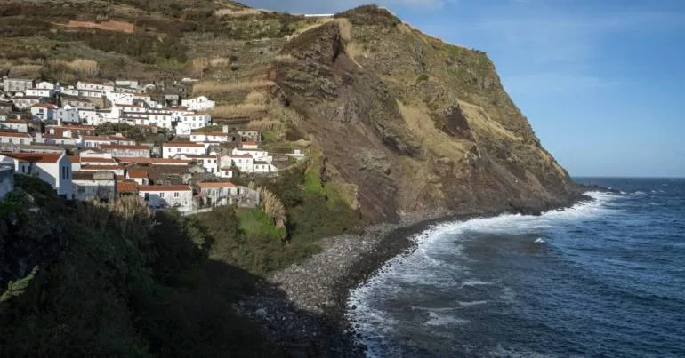 Açores em "múltiplos esforços" para garantir bens ao Corvo