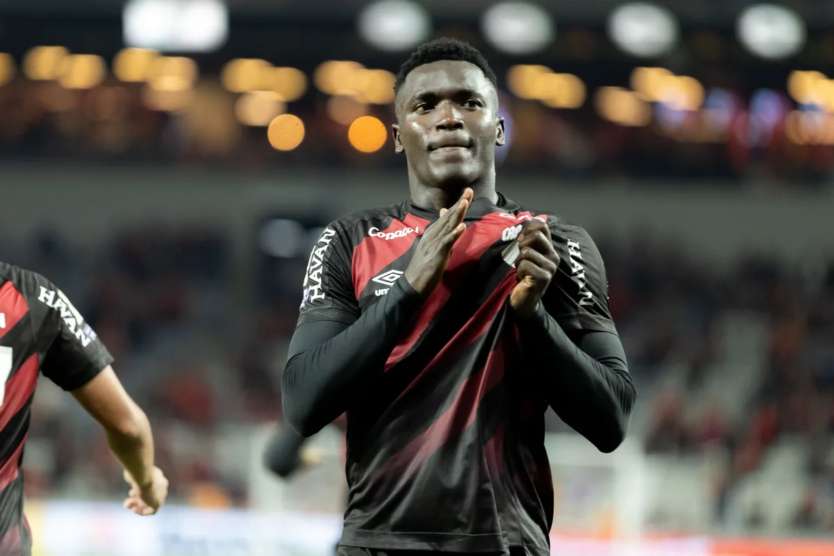 Perto de renovar, Viveros se torna terceiro estrangeiro com mais gols pelo Athletico; veja ranking