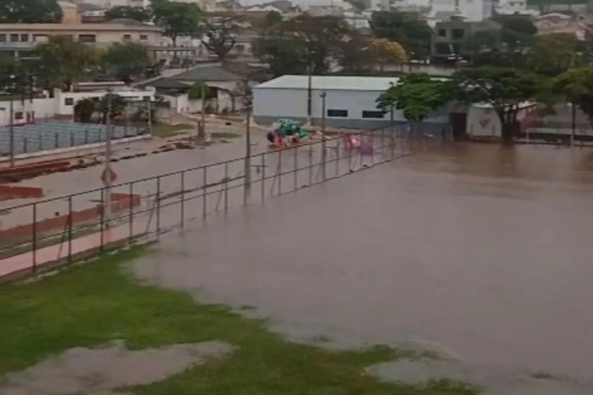 Temporal afeta 381 casas, destrói escola e suspende aulas no interior de SP
