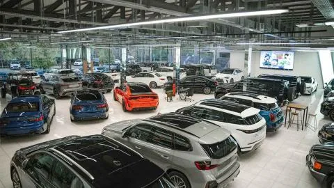 En plena crisis de la automoción, un negocio resiste: el capital vuelve a mirar a los concesionarios