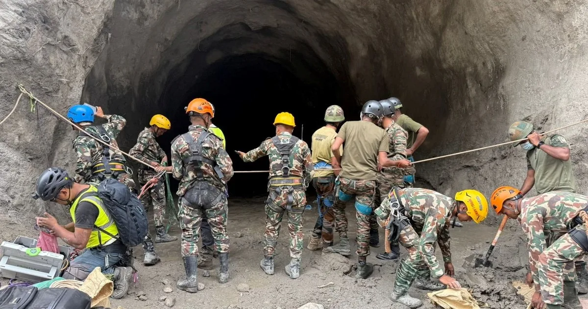 Con explosivos, cuerdas y contrarreloj, intentan rescatar a más de 900 trabajadores que estarían atrapados en túneles en Nepal