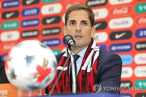 데이터 분석 모레노 감독 "1천700명 중 30명 선발, 4-4-2 가동"