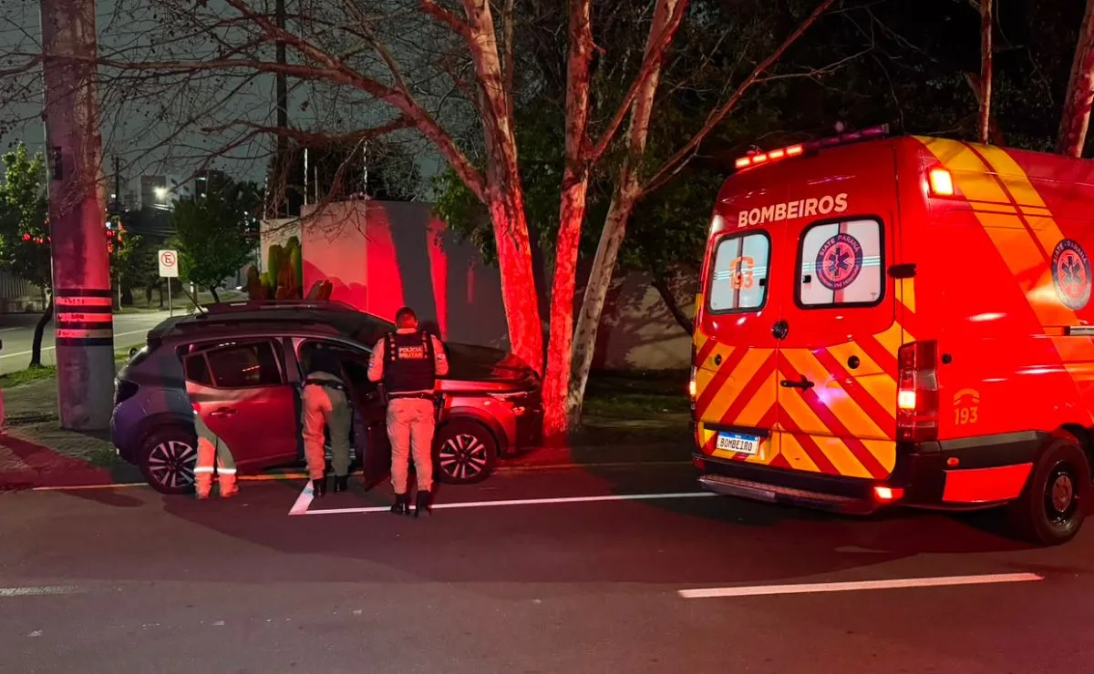 Farmacêutico morre após sofrer mal súbito e encostar carro em árvore em São José dos Pinhais