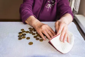 Clube de benefícios deve indenizar aposentada por cobranças indevidas