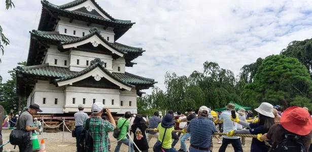 Parece impossível: multidão puxa torre de castelo de 400 toneladas no Japão