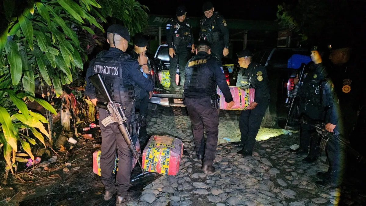 La Policía Nacional Civil de Guatemala decomisa 202 paquetes de cocaína en San Marcos