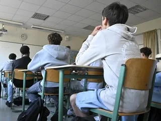 Ils sont parfois payés à rester chez eux : qui sont ces professeurs remplaçants, sans élèves, trouvés par le ministre ?