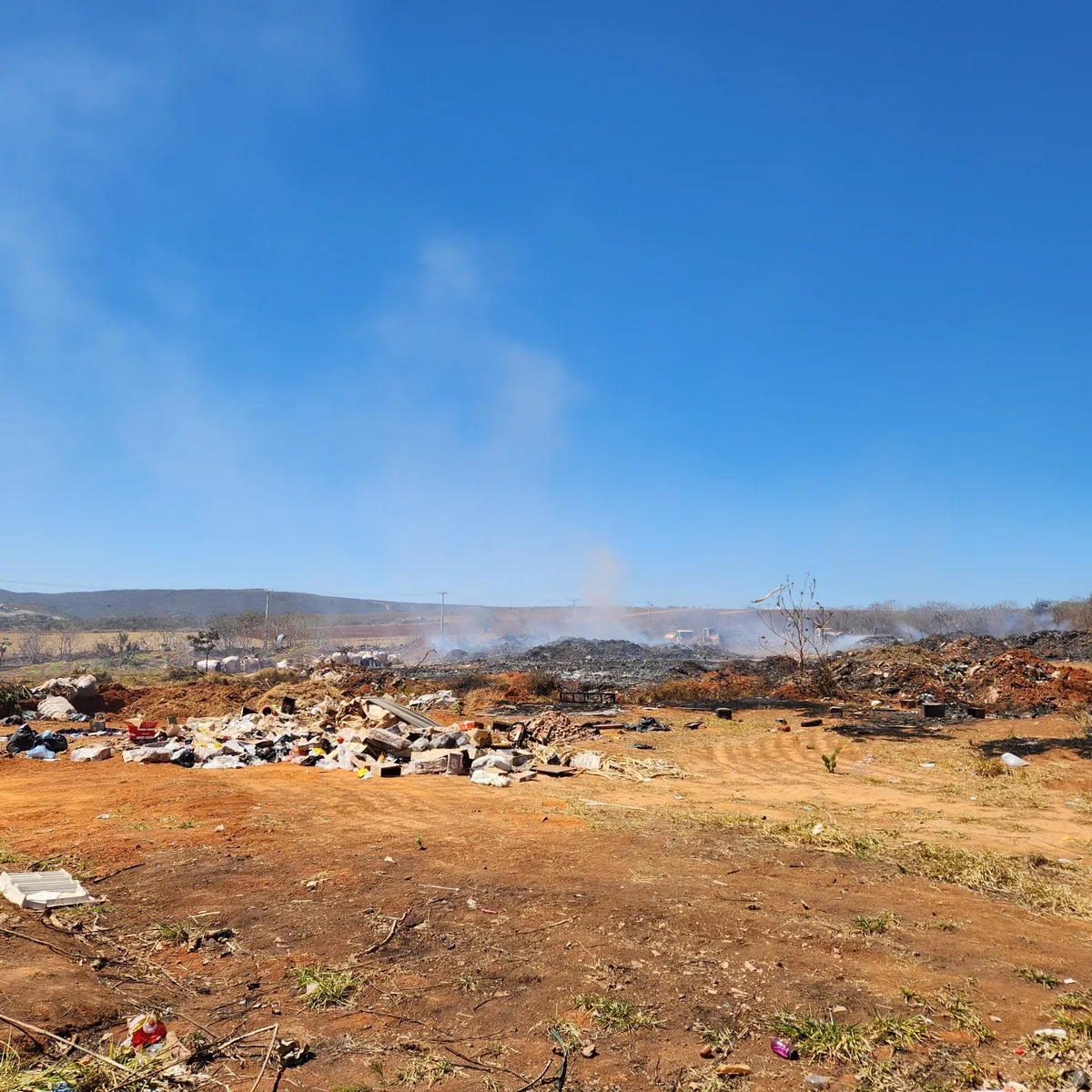 Incêndio em lixão mobiliza população na Chapada dos Veadeiros