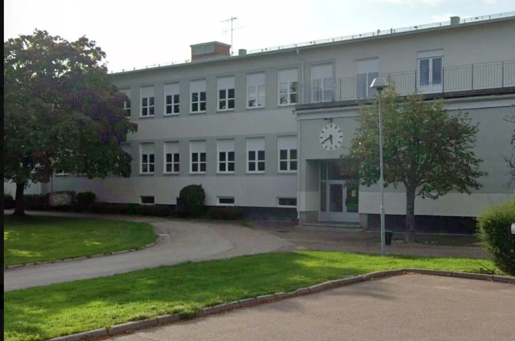 Un hombre irrumpió en una escuela en Suecia y atacó a varias personas con una espada
