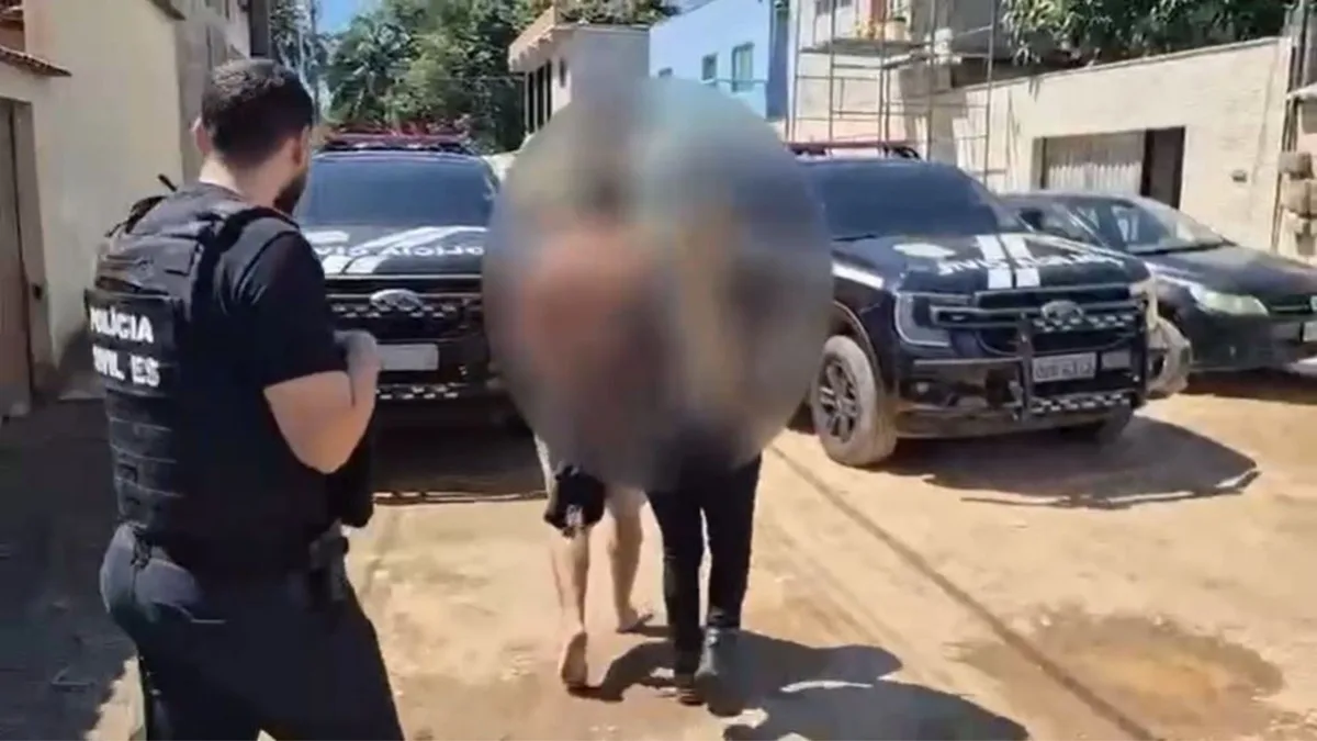 Chefe de grupo criminoso procurado por assassinato e tortura é preso escondido em Guarapari