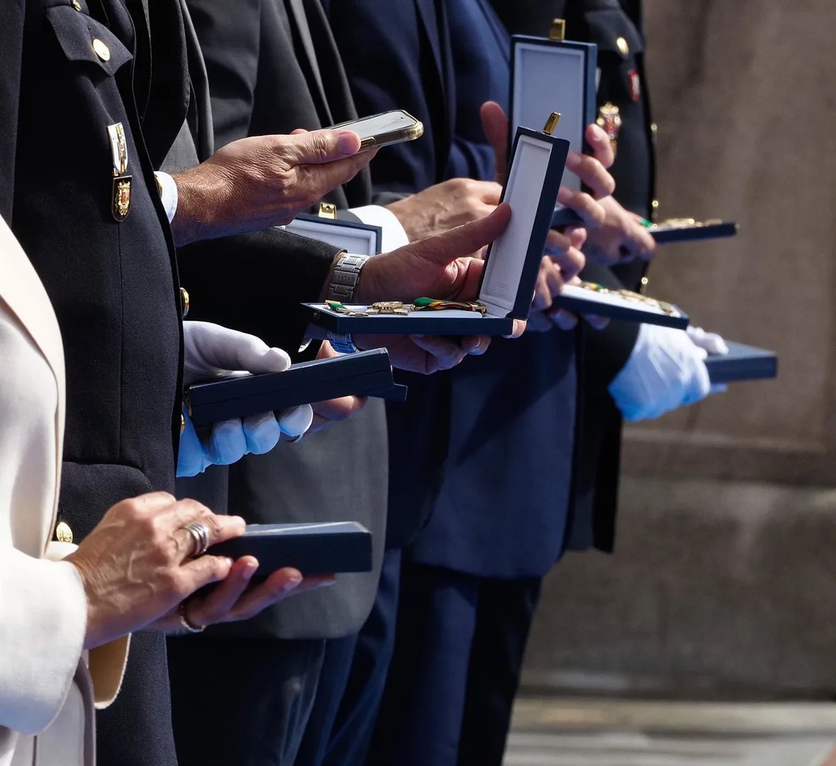 Los sindicatos celebran que la Policía desista de las medallas a mandos jubilados tras los "varapalos judiciales"
