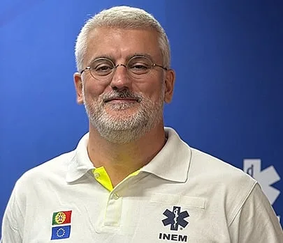 Mais de 26 mil doentes críticos não tiveram socorro adequado em 2005. "Temos de fazer um ajuste muito rápido", diz presidente do INEM