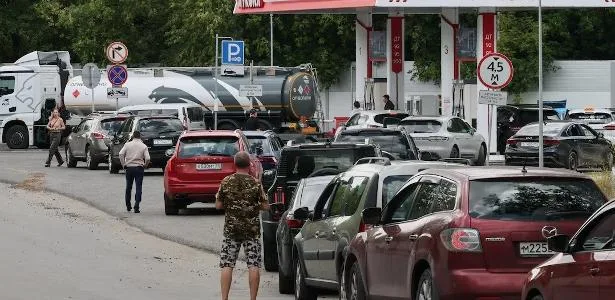 Rússia prende quem reclamam da falta de combustível nos postos do país