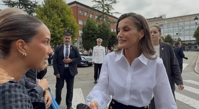 Calurosa acogida a la Reina en Oviedo a las puertas del que fue su colegio, donde también hubo consejos para los estudiantes: "Combinar teoría y práctica"