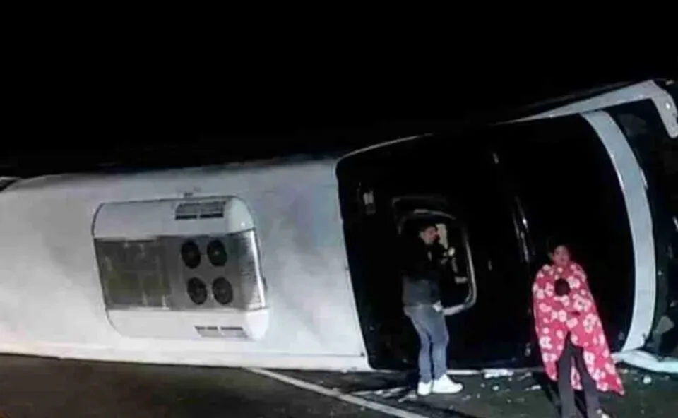 Tragédia na BR-277: o que se sabe sobre acidente entre carro e ônibus que deixou um morto e 46 feridos