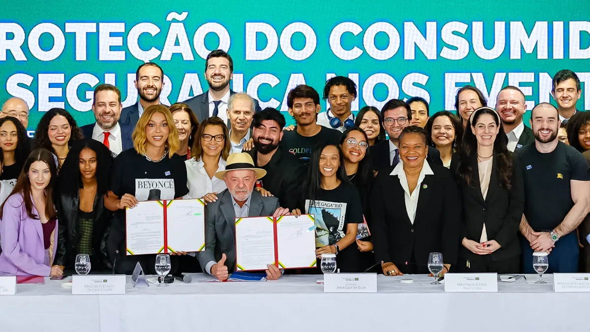 Lula assina novas regras para ingressos, cambismo e água em shows; veja o que muda