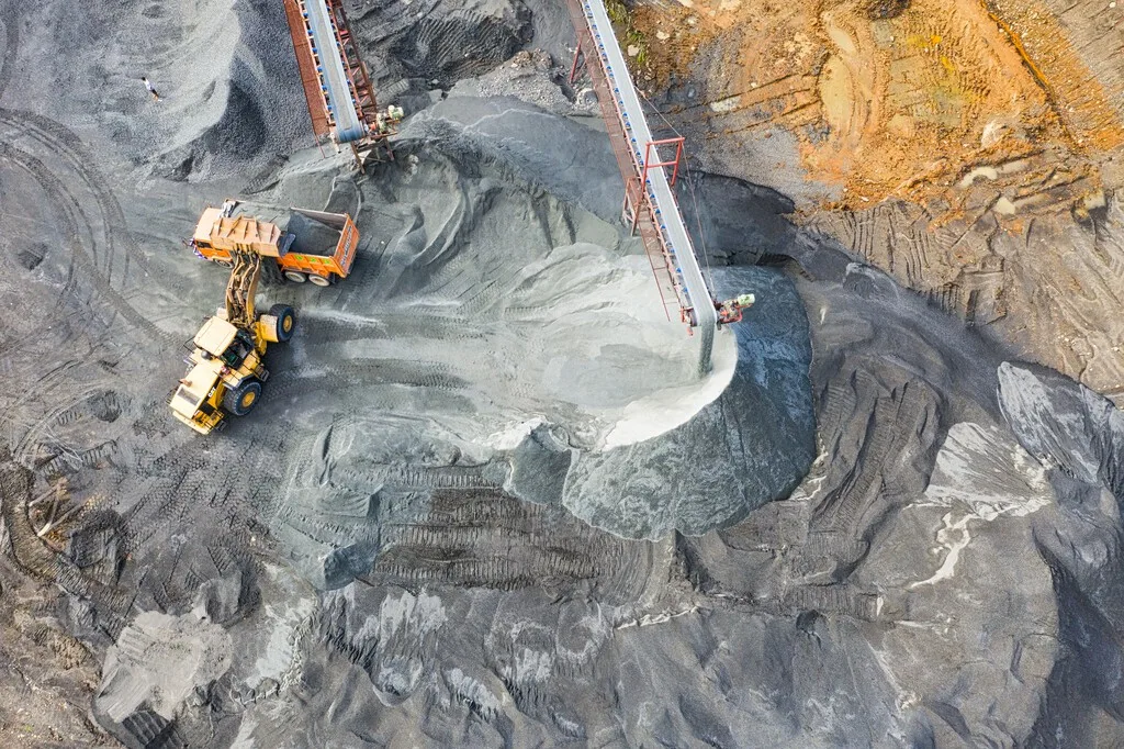 México está usando 3,400 millones de dólares para volar montañas enteras y buscar toneladas del metal brillante
