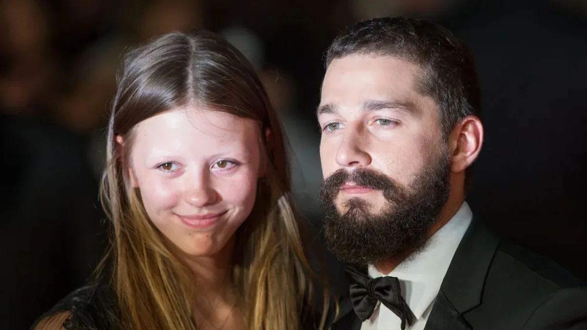 Mia Goth pide el divorcio a Shia Labeouf y la custodia de su hija tras un años separados