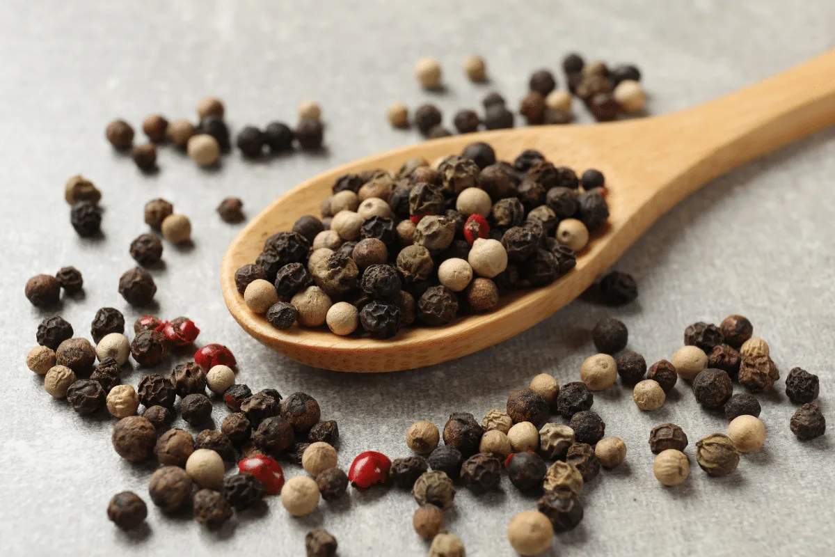 Você usa pimenta-do-reino todos os dias? Conheça os benefícios e os cuidados com a especiaria