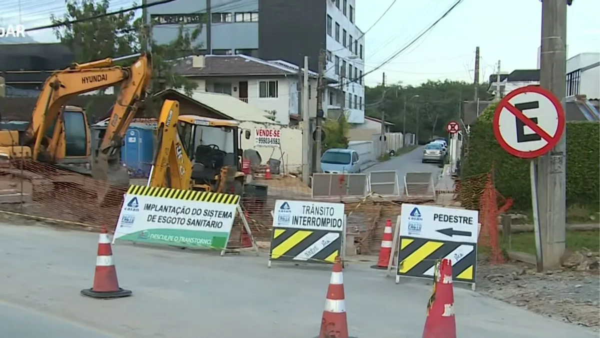 Obras de esgoto bloqueiam trecho e alteram trânsito na SC-401 partir de segunda-feira; veja