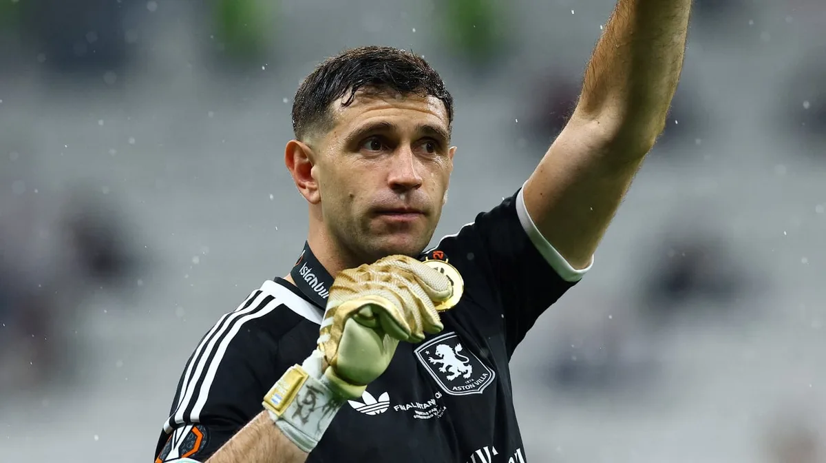 Tras caerse su pase a la Juventus, Dibu Martínez fue ofrecido a otro club de la Premier League