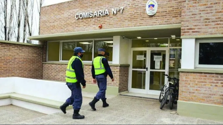 Denuncian que un hombre intentó ahorcar a un chico de 8 años que se identificó como varón trans: “¿Vos qué sos, nene o nena?”
