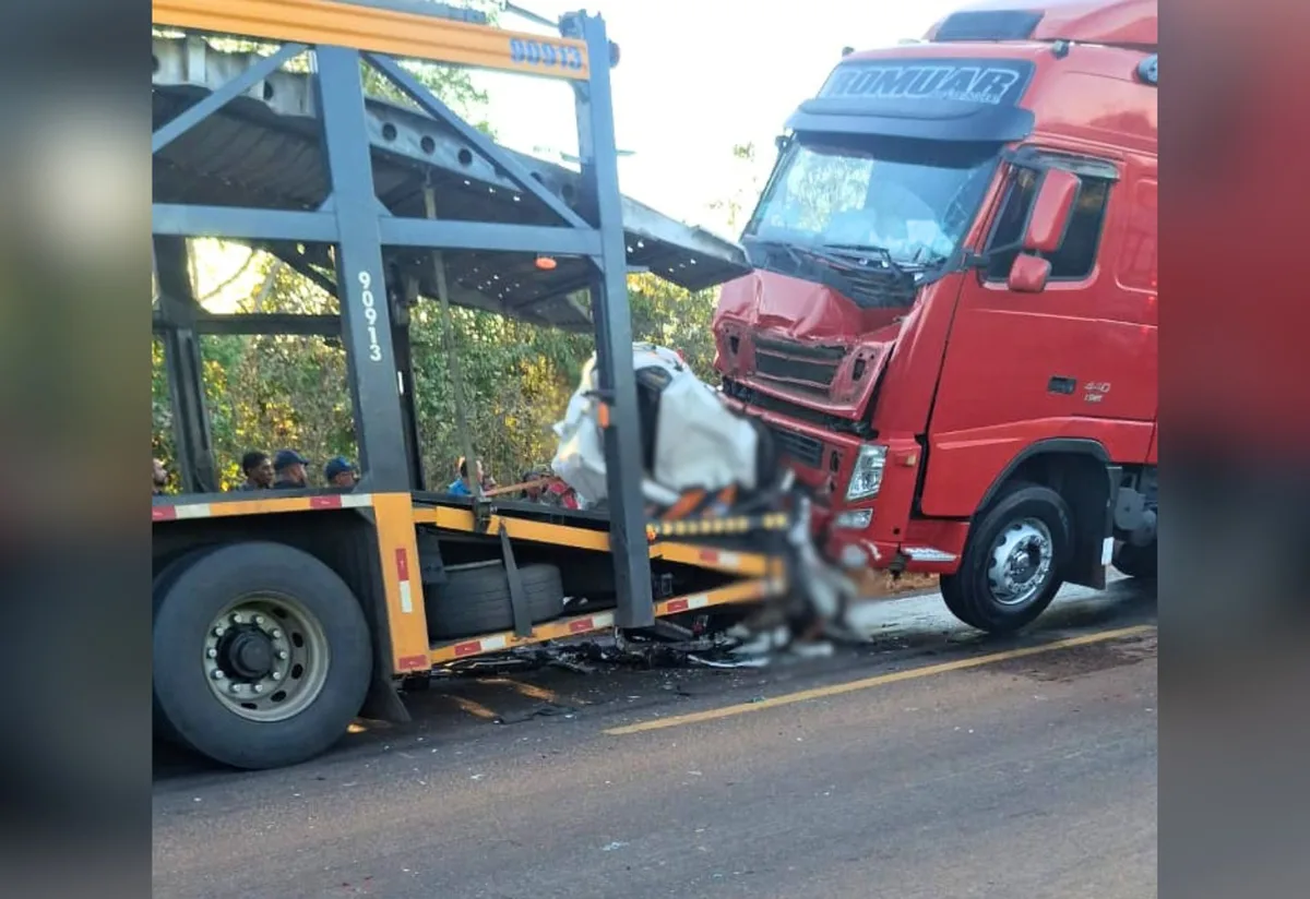 Acidente com carro prensado entre carretas deixa dois mortos na BR-153