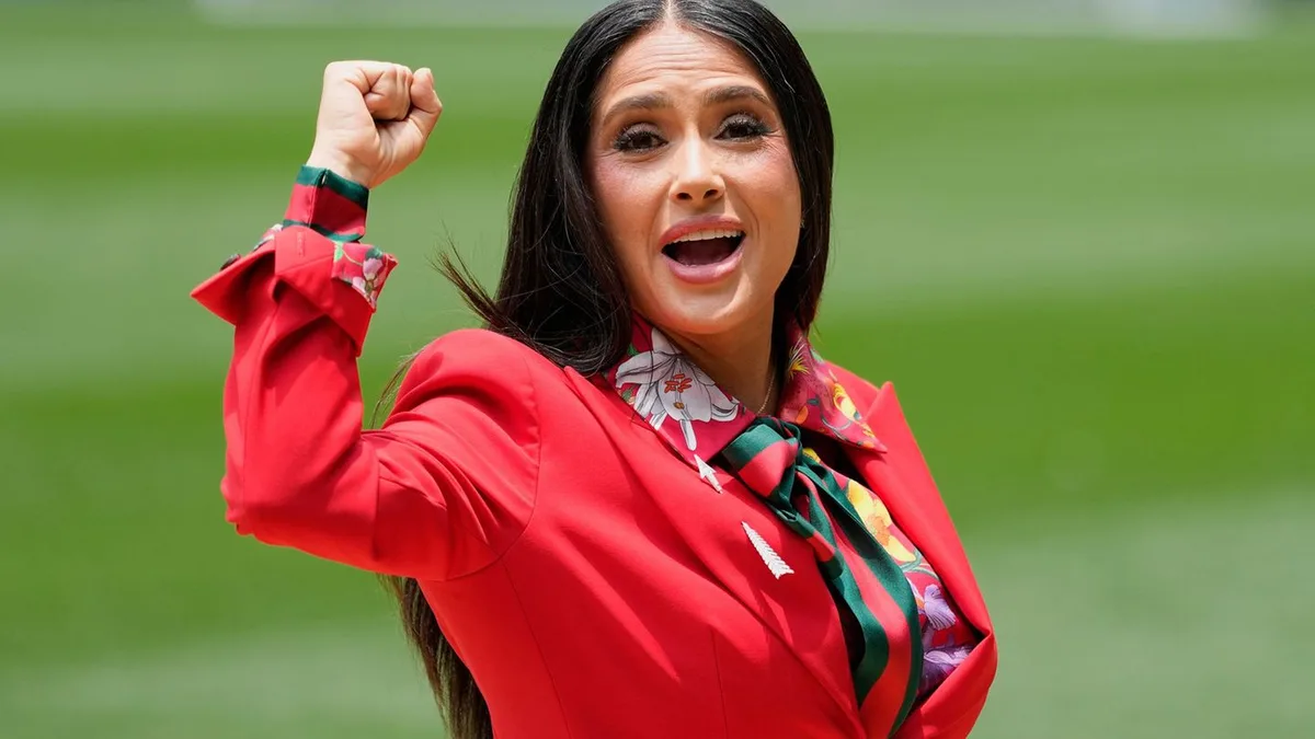 Leute: Salma Hayek zeigt sich als stolze Stief-Großmutter