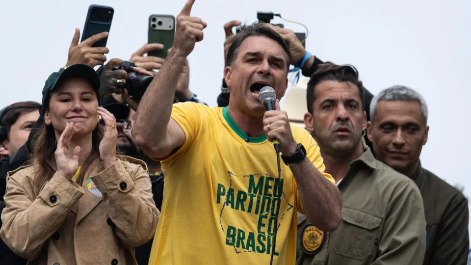 Onde Flávio Bolsonaro avançou para ultrapassar numericamente Lula