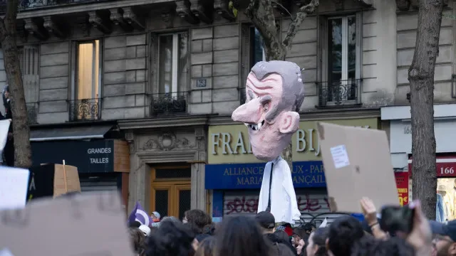 Macron discursa esta noite após violência em protestos em França