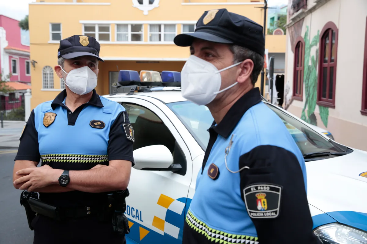 Tres niños pasean por la cornisa de la tercera planta de un edificio mientras su abuelo se echaba la siesta