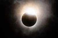 Eclipse solar total: veja imagens e como foi o raro fenômeno