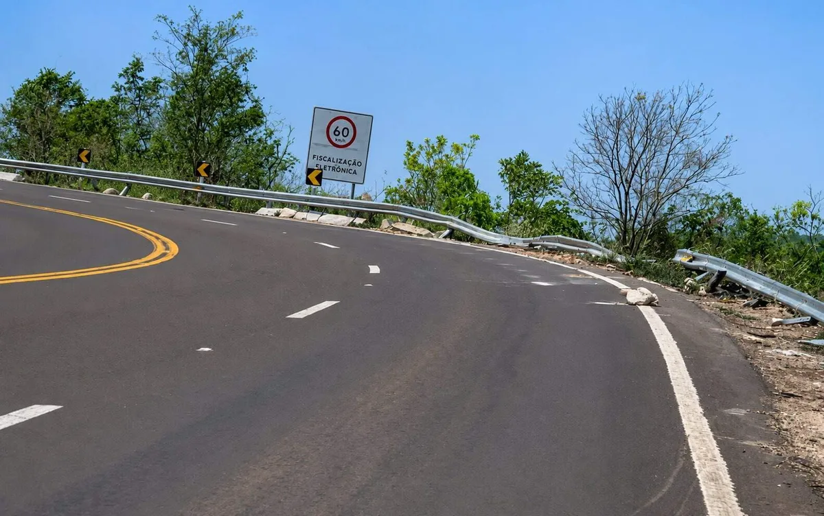Caminhoneiro sem cinto perde controle de veículo, capota na serra e morre
