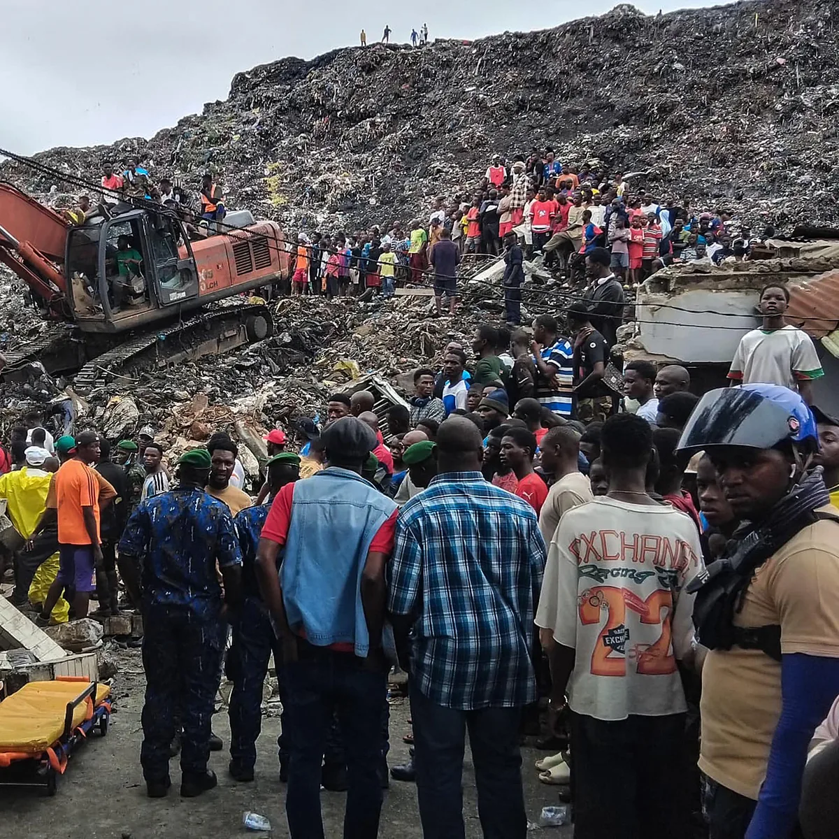 Conakry - Häuser von Müllkippe verschüttet - 30 Tote in Guinea