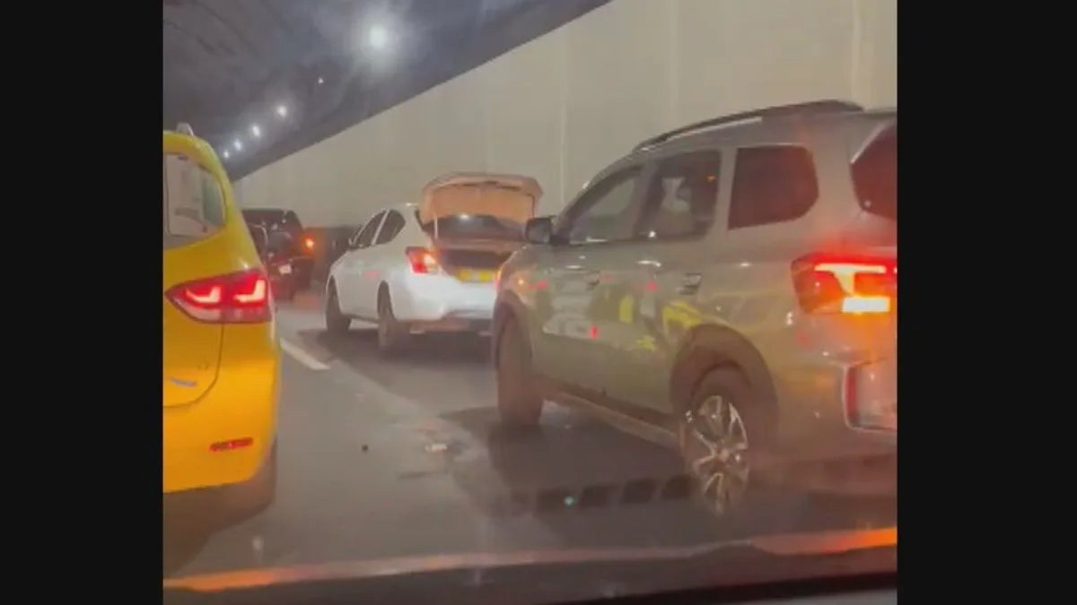 Engavetamento com seis veículos causa retenção no Túnel Rebouças, sentido Zona Sul